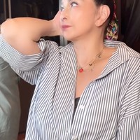 Jadi semakin awet muda di usia 55 tahun, Jennifer pun jadi semakin bangga memamerkan penampilannya di depan kamera. Foto: Instagram/@ajunperwira/@jennifer_ipel/@ab_plasticsurgery_idn