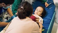 Momen ibu empat anak itu menenangkan Ziona yang juga memang spesial. Ziona mau gak mau harus masuk ruang operasi demi bisa mengeluarkan lego dari hidungnya. Foto: Instagram @joannaalexandra