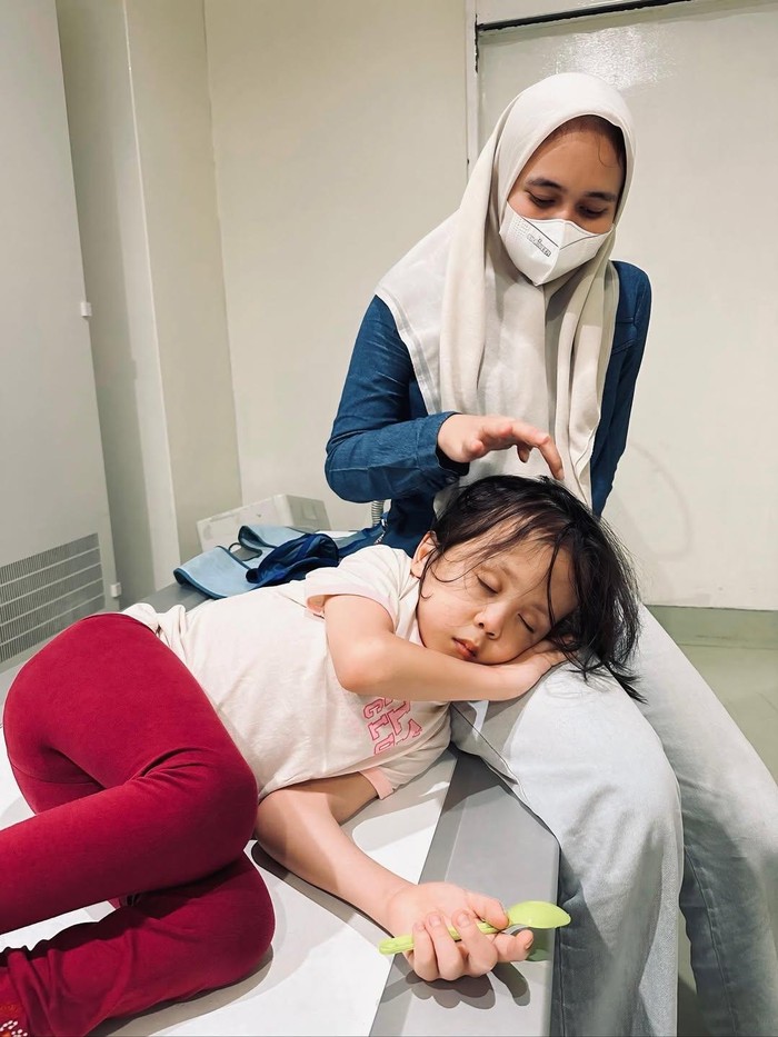 Putri bungsu Joanna Alexandra harus operasi karena hidung kemasukan lego.