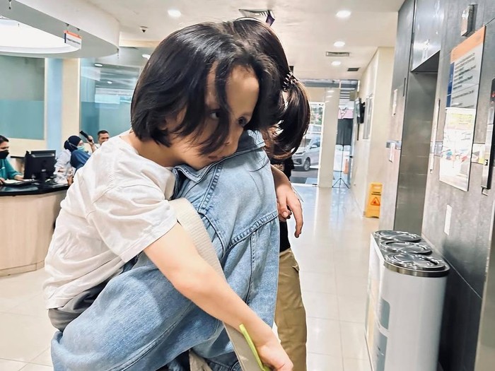 Putri bungsu Joanna Alexandra harus operasi karena hidung kemasukan lego.