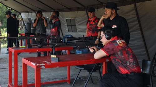 Kapolda Bali, Irjen Daniel Adityajaya, membuka kejuaraan menembak ‘Kapolda Bali Cup 2025’ dalam rangka HUT Brimob ke-80 di Lapangan Tembak Bhayangkara Perbakin Bali, Denpasar, Jumat (7/11/2025). (Dok. Polda Bali)