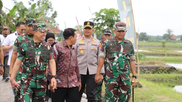 Kapolres Kediri Dampingi Tim Mabes AD Nilai Kampung Pancasila Canggu