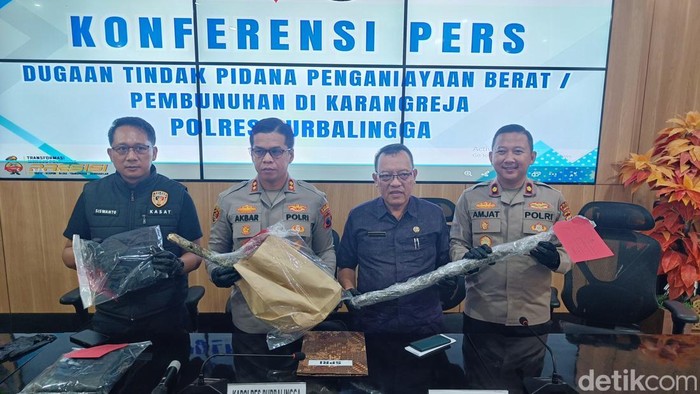 Kapolres Purbalingga, AKBP Achmad Akbar menunjukkan barang bukti kasus penganiayaan hingga menyebabkan orang lain meninggal dunia saat konferensi pers di Mapolres Purbalingga, Jumat (7/11/2025).