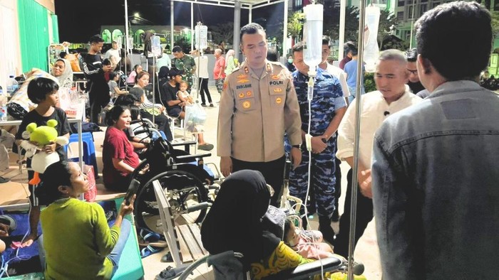 Kapolres Tarakan AKBP Erwin S. Manik saat mengunjungi pasien di RSUD Dr  Yusuf SK, Tarakan Tengah. (Humas Polres Tarakan)