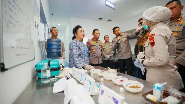 Kapolri bersama Titiek Soeharto mengecek SPPG Yayasan Kemala Bhayangkari (YKB) Polres Karanganyar, Jateng. (Dok Polri)
