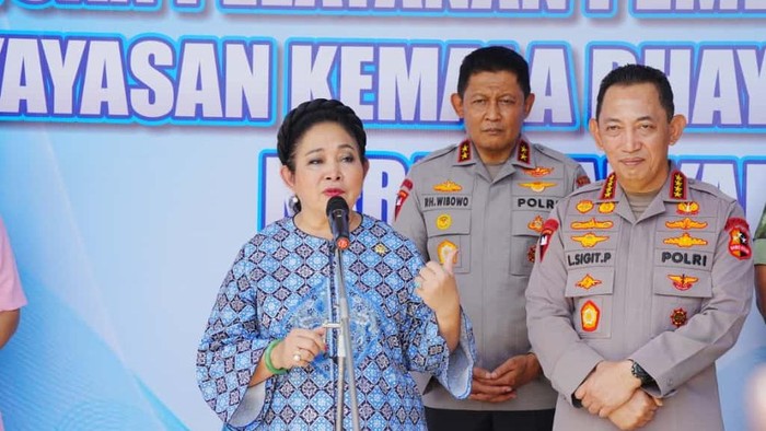 Kapolri bersama Titiek Soeharto meninjau SPPG di Yayasan Kemala Bhayangkari (YKB) Polres Karanganyar, Jateng. (Dok Polri)