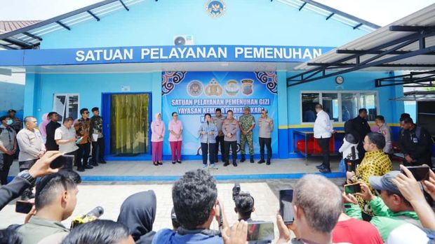 Kapolri bersama Titiek Soeharto meninjau SPPG di Yayasan Kemala Bhayangkari (YKB) Polres Karanganyar, Jateng. (Dok Polri) Kapolri bersama Titiek Soeharto meninjau SPPG di Yayasan Kemala Bhayangkari (YKB) Polres Karanganyar, Jateng. (Dok Polri)
