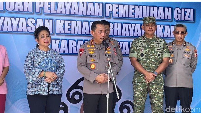 Kapolri Jenderal Listyo Sigit dan Ketua Komisi IV DPR RI, Titiek Soeharto, meninjau SPPG Yayasan Kemala Bhayangkari, Karanganyar, Jumat (7/11/2025).