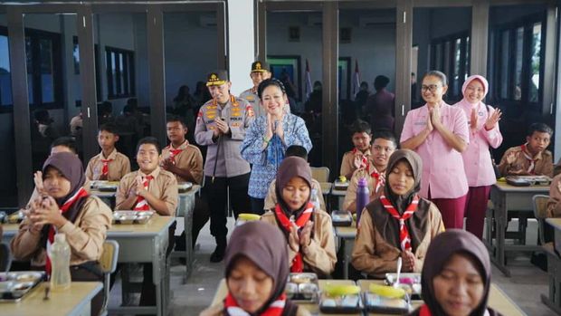 Kapolri-Ketua Komisi IV DPR Tinjau SMP Kemala Bhayangkari di Jateng. (Dok Polri) Kapolri-Ketua Komisi IV DPR Tinjau SMP Kemala Bhayangkari di Jateng. (Dok Polri)