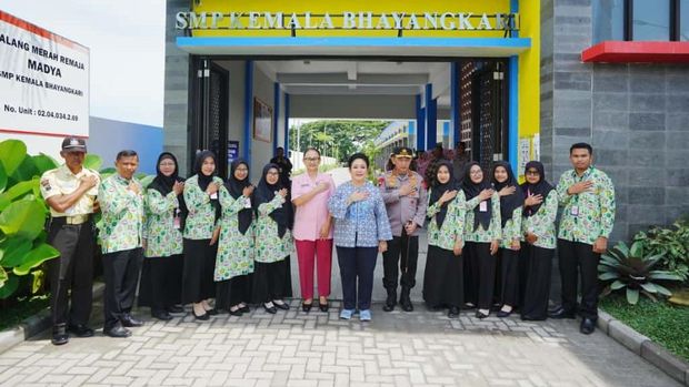 Kapolri-Ketua Komisi IV DPR Tinjau SMP Kemala Bhayangkari di Jateng. (Dok Polri) Kapolri-Ketua Komisi IV DPR Tinjau SMP Kemala Bhayangkari di Jateng. (Dok Polri)