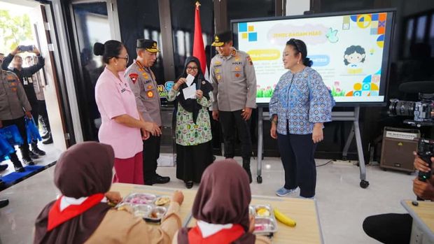 Kapolri-Ketua Komisi IV DPR Tinjau SMP Kemala Bhayangkari di Jateng. (Dok Polri) Kapolri-Ketua Komisi IV DPR Tinjau SMP Kemala Bhayangkari di Jateng. (Dok Polri)