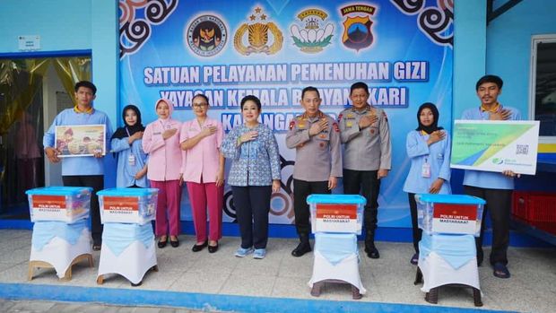 Kapolri-Ketua Komisi IV DPR Tinjau SPPG YKB Polres Karanganyar. (Dok. Polri)