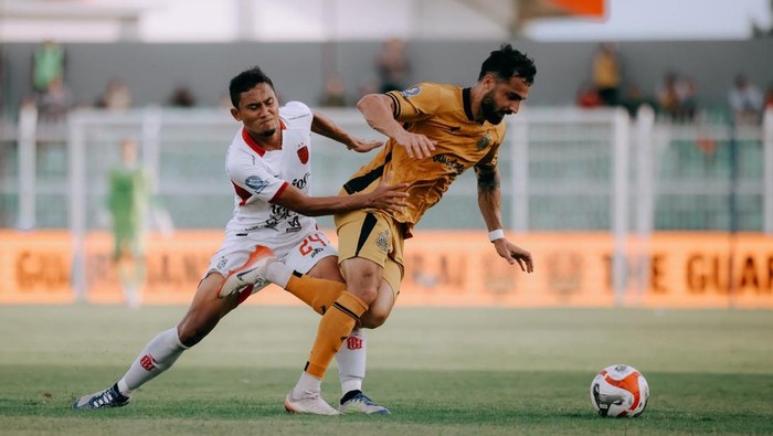 Kapten Bali United, Ricky Fajrin (kiri), berupaya merebut bola dari kaki pemain Bhayangkara Presisi Lampung FC dalam laga di Stadion Sumpah Pemuda, Bandar Lampung, Jumat (7/11/2025). (Dok. Bali United)