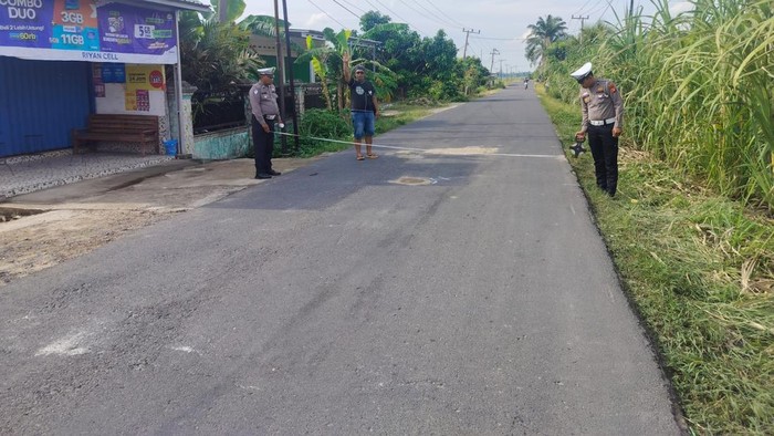 Polisi saat melakukan olah TKP pelajar tewas dilindas truk di OKU Timur