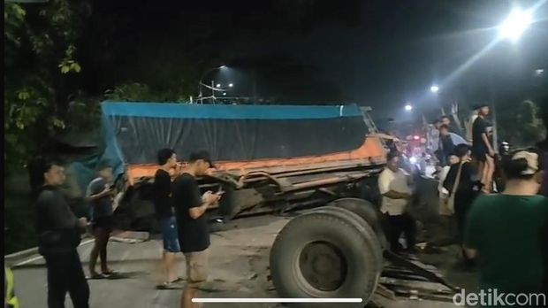Kecelakaan di Banyumanik Truk blong menabrak truk hijau yang mengenai avanza di Jalan Perintis Kemerdekaan, Kecamatan Banyumanik, Kota Semarang, Jumat (7/11/2025).