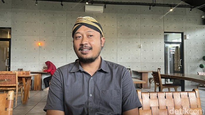 Putra sulung Paku Buwono XIII, Kanjeng Gusti Pangeran Harya (KGPH) Mangkubumi, saat ditemui di Manahan, Jumat (7/11/2025).