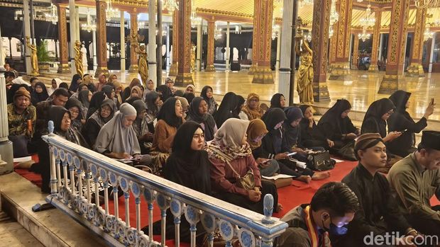 Momen peringatan 7 hari meninggalnya Paku Buwono XIII di Keraton Solo, Jumat (7/11/2025).