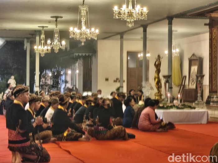 Momen peringatan 7 hari meninggalnya Paku Buwono XIII di Keraton Solo, Jumat (7/11/2025).
