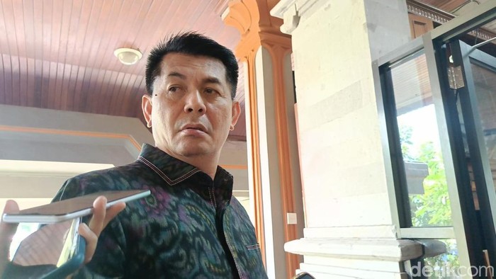 Ketua DPRD Bali, Dewa Made Mahayadnya saat ditemui di kantor DPRD Provinsi Bali, Jumat (7/11/2025).