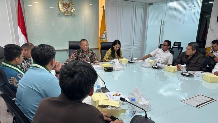 Ketua Fraksi Partai Golkar DPR RI Sarmuji saat menerima audiensi Pengurus Pusat Kesatuan Aksi Mahasiswa Muslim Indonesia (KAMMI) di DPR. (dok. ist)