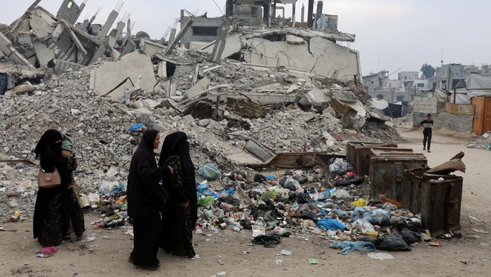 Kondisi lingkungan di Gaza kian memprihatinkan. Di kota Khan Younis, tumpukan sampah dan limbah rumah tangga kini memenuhi jalanan serta area pengungsian di tengah reruntuhan bangunan yang hancur akibat konflik berkepanjangan. REUTERS/Ramadan Abed