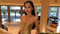 Kirana Larasati juga memberi jawaban menohok terkait oplas bisa masuk Miss Universe Indonesia 2025. Siapa sih yang gak oplas? Come on. Memang kalau kalian lihat di ajang beauty pageant gak ada fixing, pasti ada. Aku juga gak mengubah wajah, hidung aku bengkok itu nyata dan diratain saja, katanya. (Foto: dok Instagram kiranalarasati)