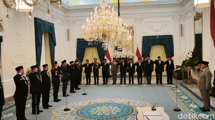 Presiden Prabowo Subianto mengangkat anggota Komisi Percepatan Reformasi Polri di Istana, Jumat (7/11/2025).