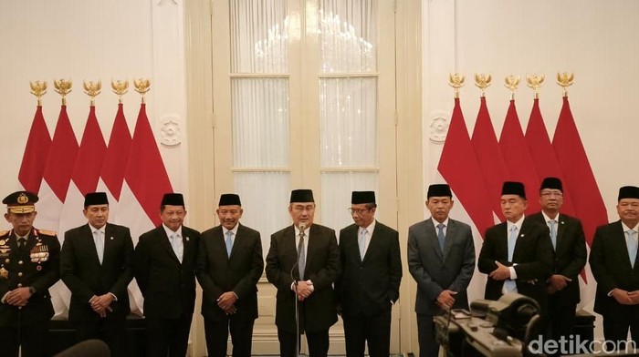 Jajaran Komisi Reformasi Polri usai dilantik Presiden Prabowo Subianto di Istana Kepresidenan, Jakarta. (Rolando/detikcom)