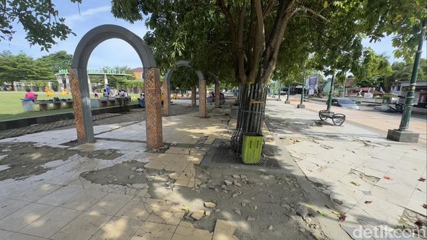 Kondisi Alun-alun Rembang memprihatinkan, sejumlah fasilitasnya rusak dan kurang terawat, Jumat (7/11/2025). Kondisi Alun-alun Rembang memprihatinkan, sejumlah fasilitasnya rusak dan kurang terawat, Jumat (7/11/2025).