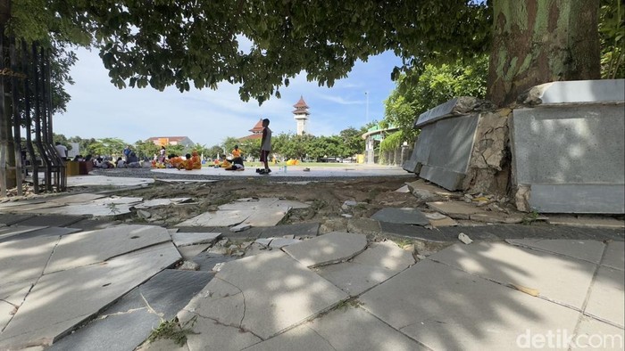 Kondisi Alun-alun Rembang memprihatinkan, sejumlah fasilitasnya rusak dan kurang terawat, Jumat (7/11/2025).
