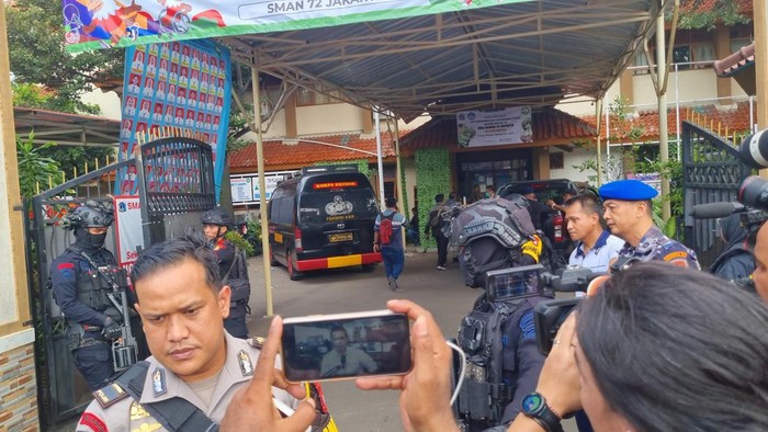 Kondisi terkini SMA Negeri 72 Kelapa Gading, Jakarta Utara, usai ledakan (Taufiq/detikcom)