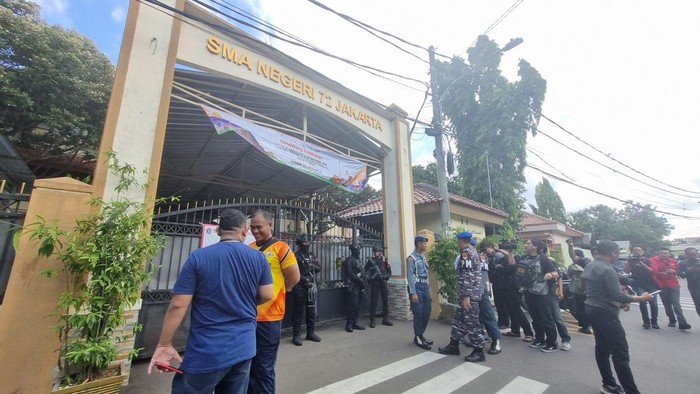 Kondisi terkini SMA Negeri 72 Kelapa Gading, Jakarta Utara, usai ledakan (Taufiq/detikcom)