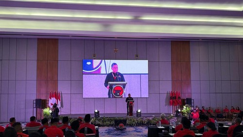 Sekjen PDI Perjuangan Hasto Kristiyanto saat membuka Konferda PDI Perjuangan di Hotel Harper Kupang.