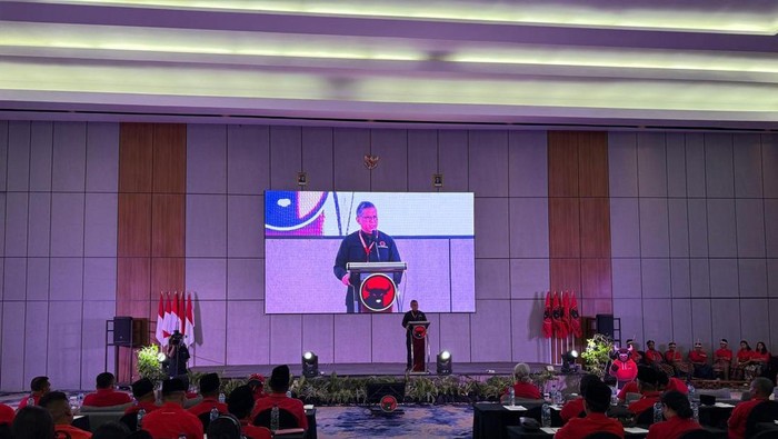 Sekjen PDI Perjuangan Hasto Kristiyanto saat membuka Konferda PDI Perjuangan di Hotel Harper Kupang.