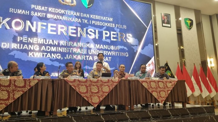 Konferensi pers di RS Polri (Taufiq/detikcom)