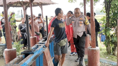 Jasad GDA dibawa dari lokasi ke rumah sakit, Jumat sore. (Agus Eka/detikBali)