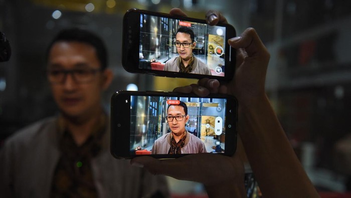 Juru Bicara KPK Budi Prasetyo memberikan keterangan kepada wartawan terkait kegiatan Operasi Tangkap Tangan, di Gedung Merah Putih KPK, Jakarta, Jumat (7/11/2025). KPK mengumumkan melakukan OTT di wilayah Jawa Timur dengan salah satu pihak yang diamankan yakni Bupati Ponorogo Sugiri Sancoko. ANTARA FOTO/Indrianto Eko Suwarso