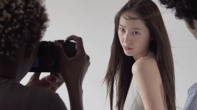 Penyanyi Korea Krystal memperlihatkan proses rekamannya untuk single berjudul Solitary yang akan dirilis 27 November 2025.