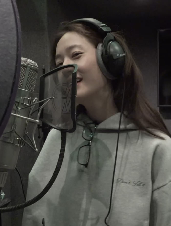 Penyanyi Korea Krystal memperlihatkan proses rekamannya untuk single berjudul Solitary yang akan dirilis 27 November 2025.