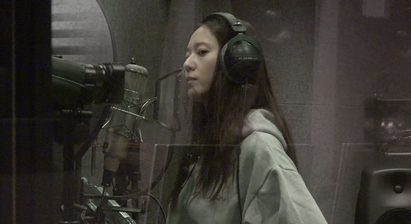 Penyanyi Korea Krystal memperlihatkan proses rekamannya untuk single berjudul Solitary yang akan dirilis 27 November 2025.