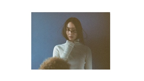 Penyanyi Korea Krystal pemotretan untuk perilisan single terbarunya Solitary yang akan dilepas 27 November 2025.