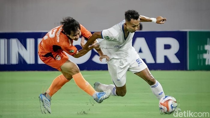 Pemain PSIS, Ade Ivan mendapat kawalan dari pemain Kendal Tornado FC.
