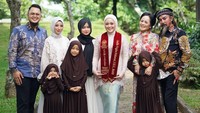 Limbad bersama istri, anak, menantu, dan cucu, kompak menghadiri wisuda S2 putrinya, Cecillia Gina. Cecillia Gina lulus S2 di Universitas Respati Indonesia. Foto: Instagram @muhammadmahardikalimbad