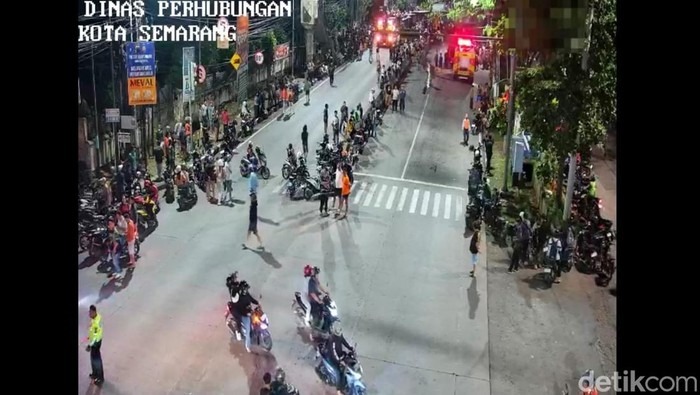 Truk blong menabrak truk hijau yang mengenai Avanza di Kecamatan Banyumanik, Kota Semarang, Jumat (7/11/2025).