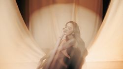 Teganya Kau, Lyodra Cerita Patah Hati dengan Elegan