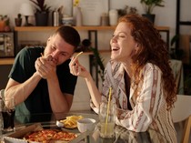 Rebutan Camilan dengan Pacar, Wanita Ini Sampai Disebut Egois