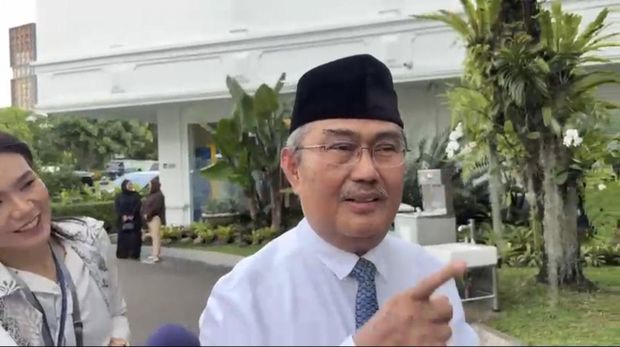 Mantan Ketua MK Jimly Asshiddiqie merapat ke istana jelang pelantikan.