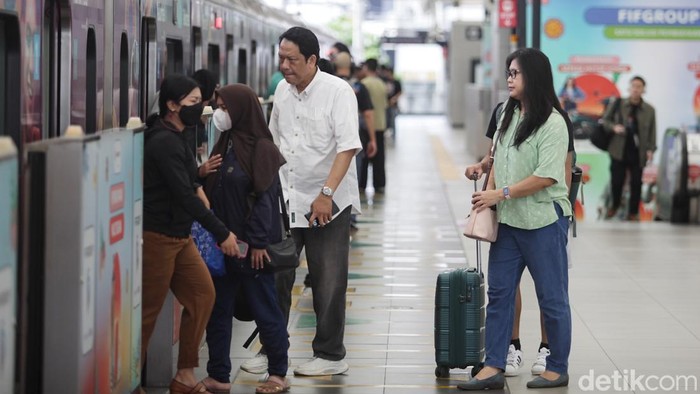 Pekerja ber-KTP DKI Jakarta gratis naik TransJakarta, MRT, dan LRT. Ada syarat-syarat yang harus dipenuhi. Harap dicatat!