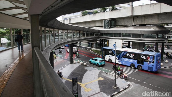 Pekerja ber-KTP DKI Jakarta gratis naik TransJakarta, MRT, dan LRT. Ada syarat-syarat yang harus dipenuhi. Harap dicatat!