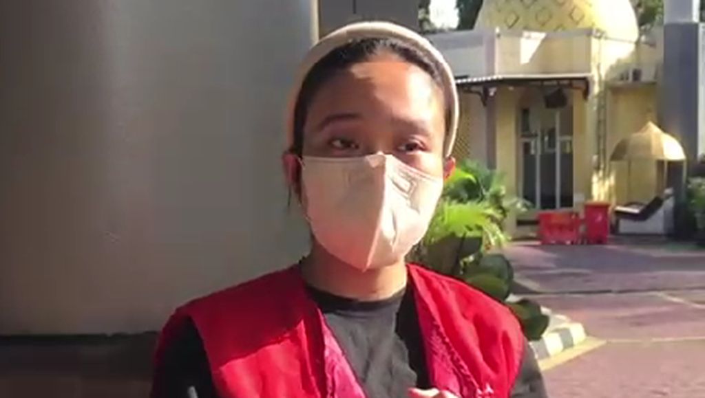 Video Melani Mecimapro Kenakan Baju Tahanan saat Dibawa ke Rutan Pondok Bambu